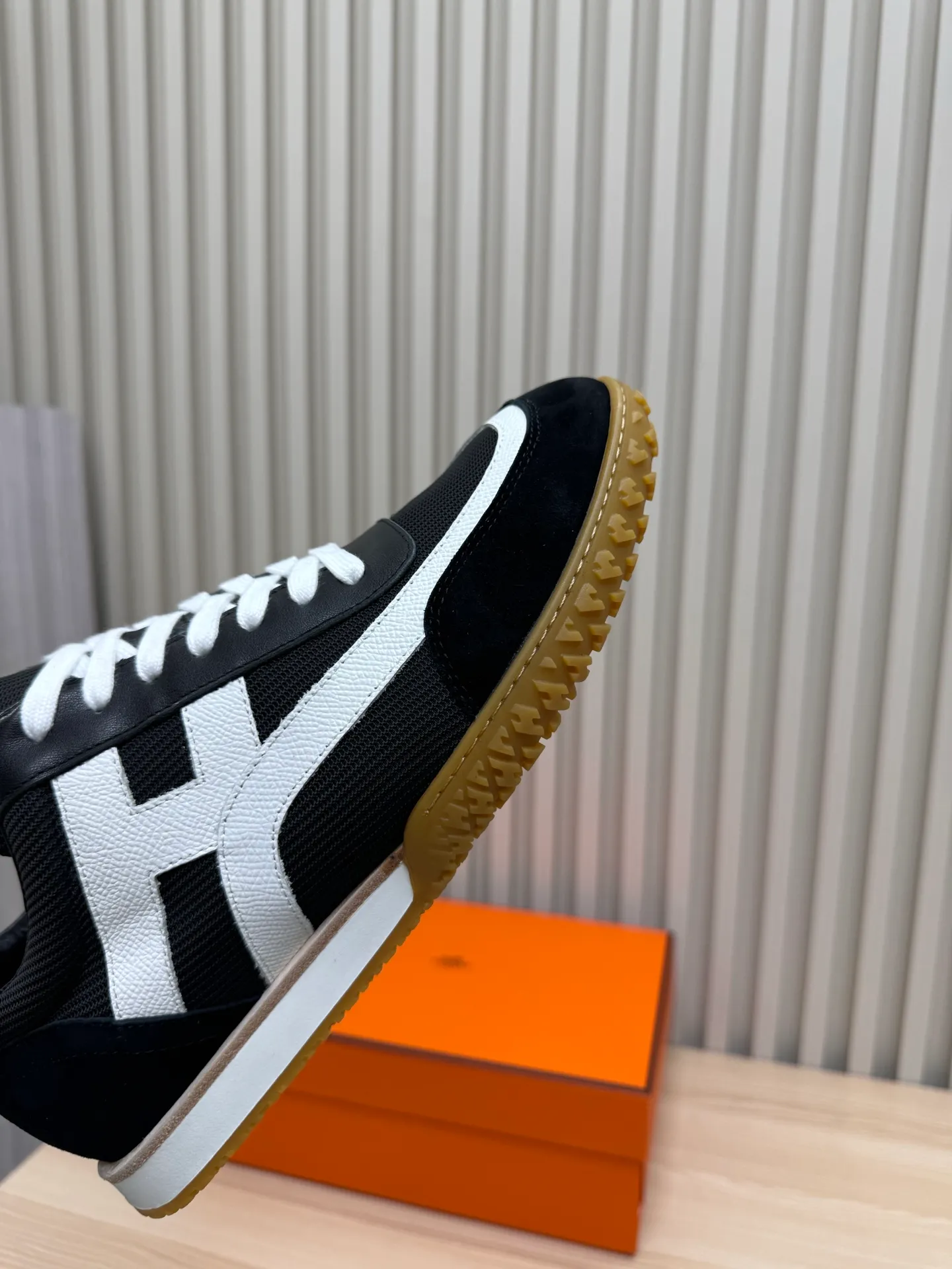 👟👟Ex-factory price 600👟👟 Hermes / Top version #couple style 24ss casual sneakers Suede goatskin sneakers decorated with contrasting patterns and iconic "H" details, beautifully packaged at the delivery counter🛍📦 Fabric: suede + down cloth Lining: mixed sheep lining Outsole: original TPU Bottom thickness: 2CM Size: 35-45